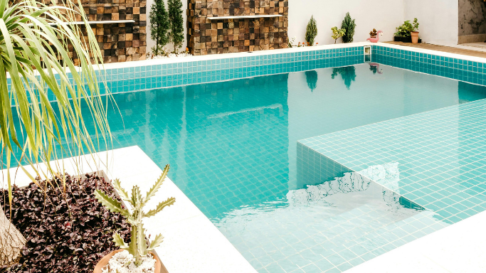 Foto de um profissional limpando uma piscina com dedicação